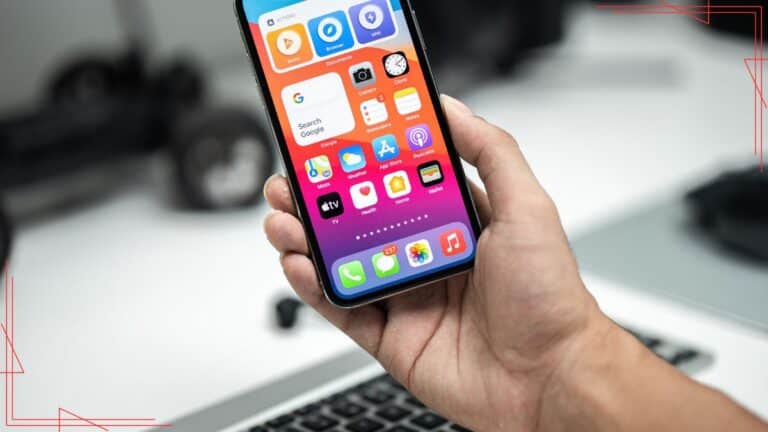 Mobile phone displaying apps on a colorful home screen, with a blurred office background – SEO keywords focused on mobile apps, smartphone, technology, and digital tools.